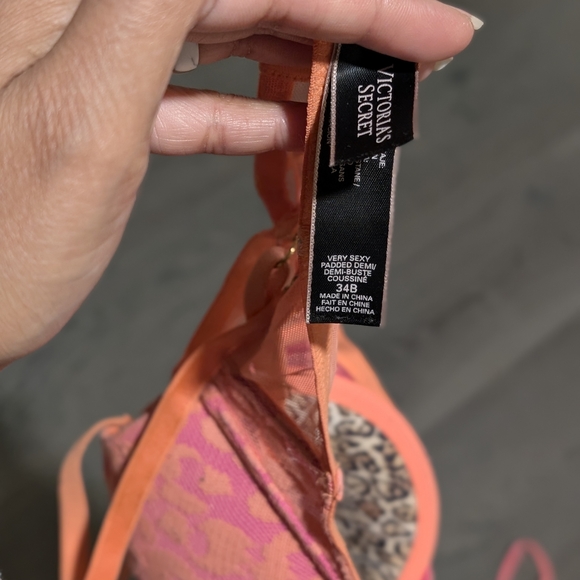 Victoria's Secret Set Of 5 Bras - Picture 6 of 6